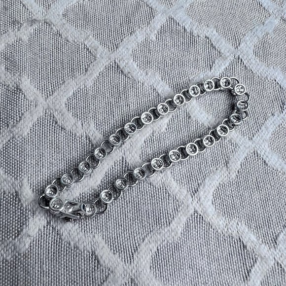 Avon Tennis Bracelet Silver Tone Blue Rhinestones Shiny Sparkly Signed - Picture 7 of 8